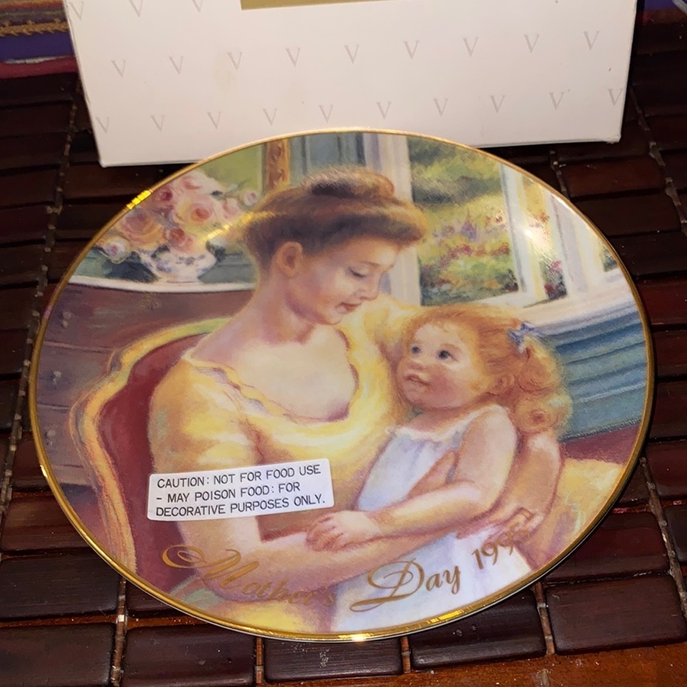 Bx47 Avon fine collectibles “A Mother’s Love” new in box